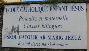 Francusko-bretōńskŏ tabula przed szkołōm w Carthaix