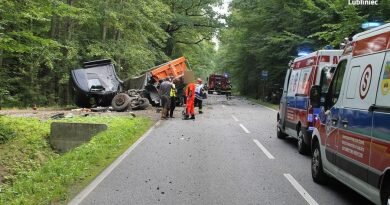 Strzaśniyńcie auta ôsobowego ze lastautym pod Koszyncinym Strzaśniyńcie auta ôsobowego ze lastautym pod Koszyncinym
